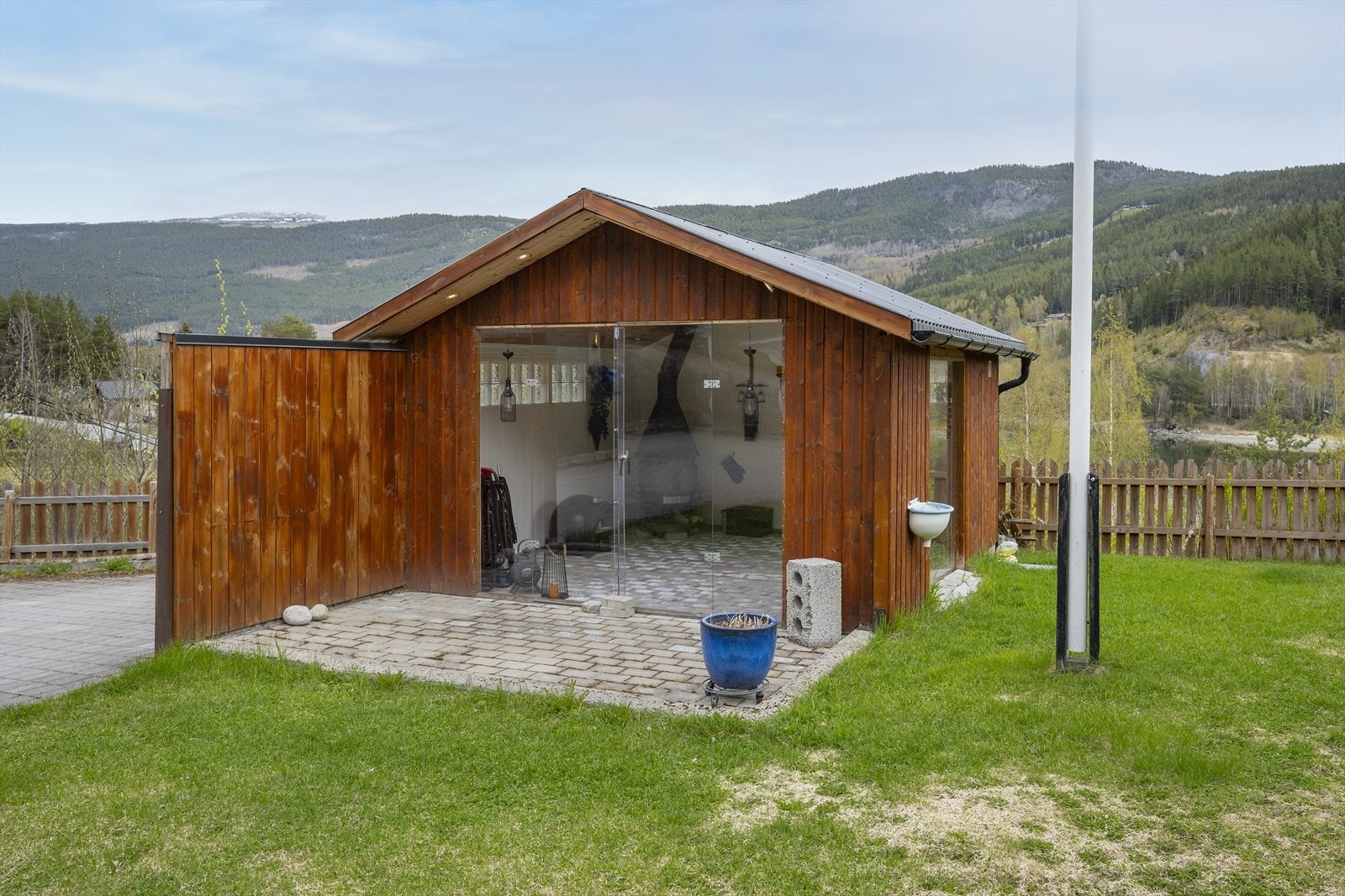 Eiendommen består i tillegg av en dobbel carport, stabbur og en sommerstue. Galleribilde