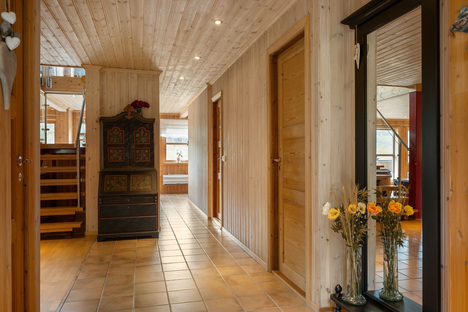 Videre inn ligger en luftig stue og kjøkken. Galleribilde