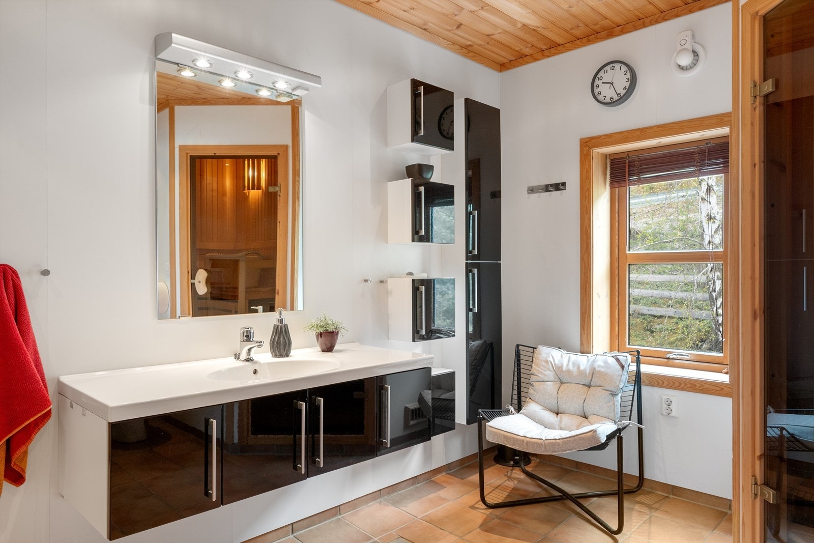 Hovedbadet har dels flislagte vegger og flislagt gulv. Dette badet ligger i loftsetasjen. Galleribilde