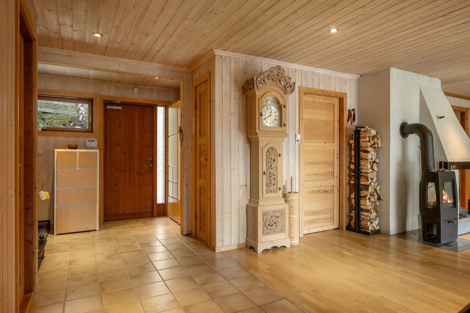 I entréen/gangen er det plass til å henge fra seg yttertøy og sko, og det er oppbevaringsplass i garderobeskap. Galleribilde