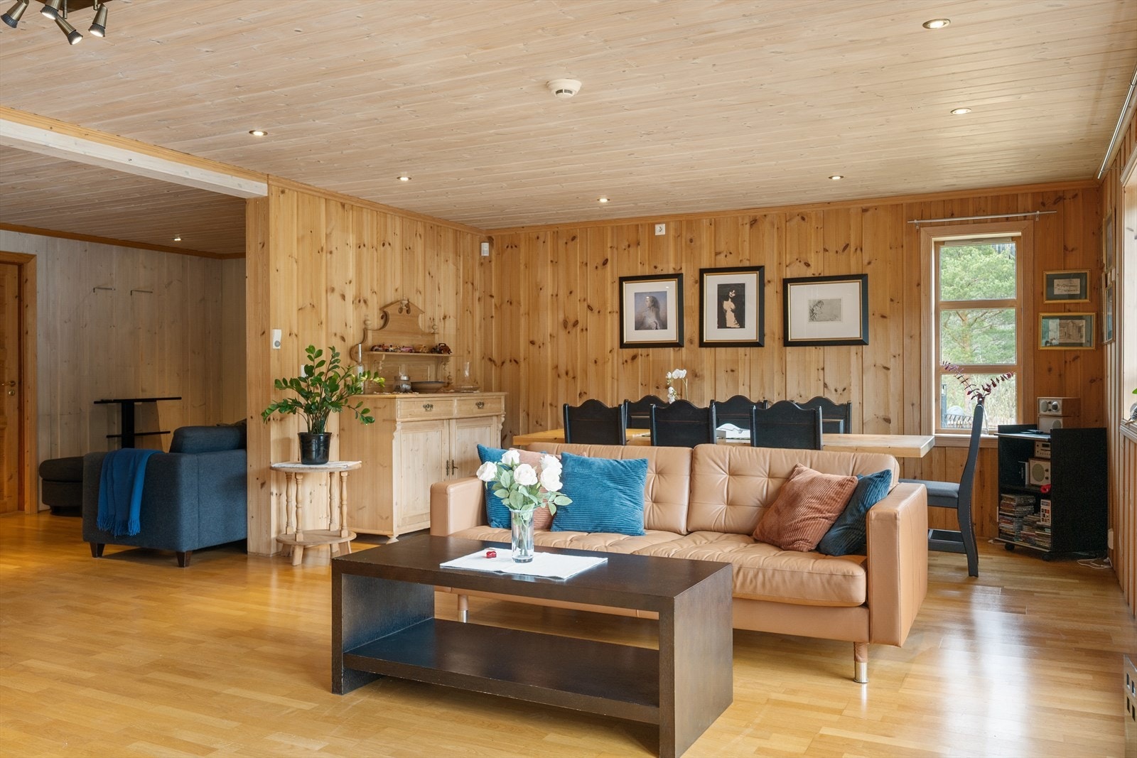 Spotbelysning i taket sørger for god belysning når mørket faller på. Galleribilde