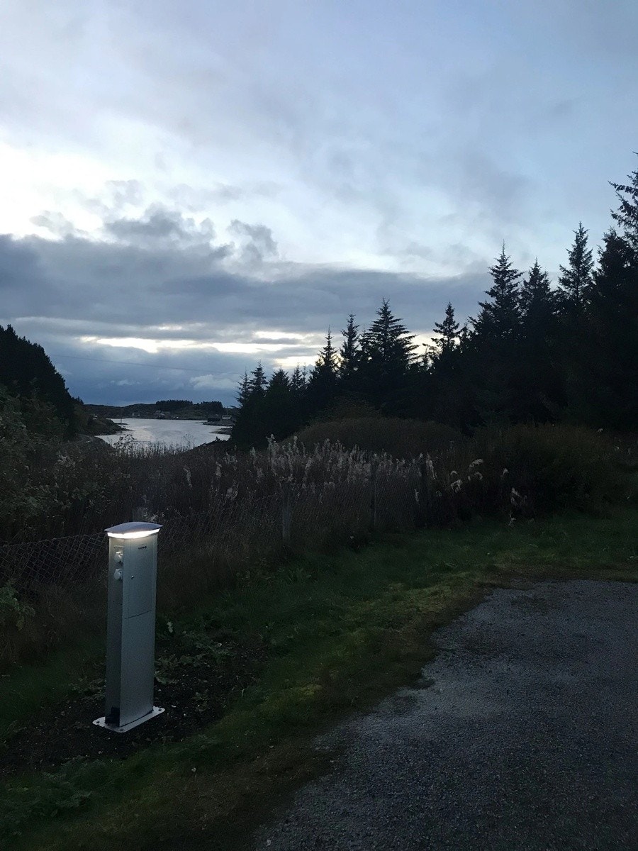 Ladestolpe for fire elbiler. Ubegrenset lading av elbil er inkludert i leien! Galleribilde