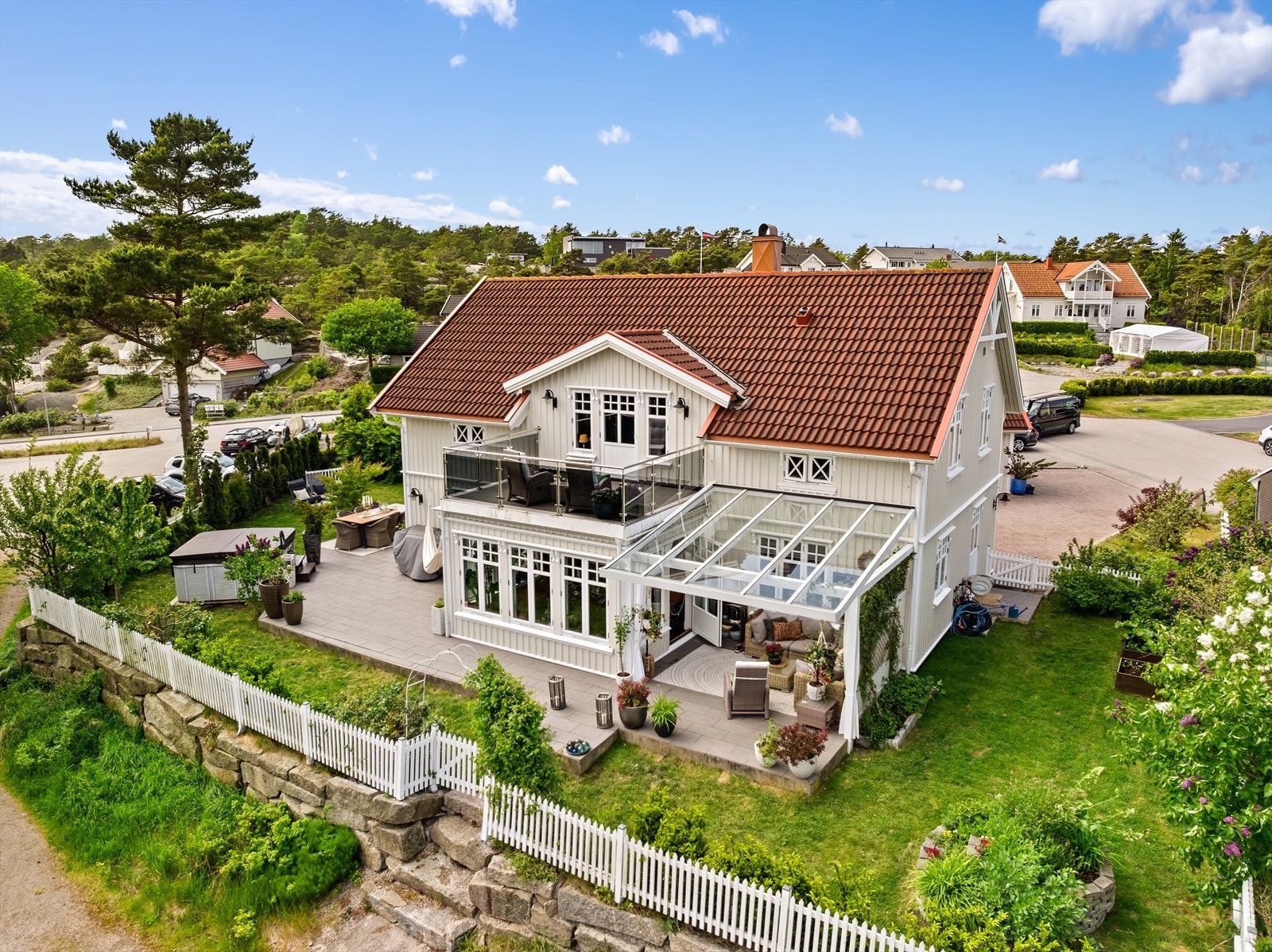 Fra eiendommen er det gangavstand til både båtplass (til høyre i bildet) og sandstrand, til stor glede for store og små. Galleribilde