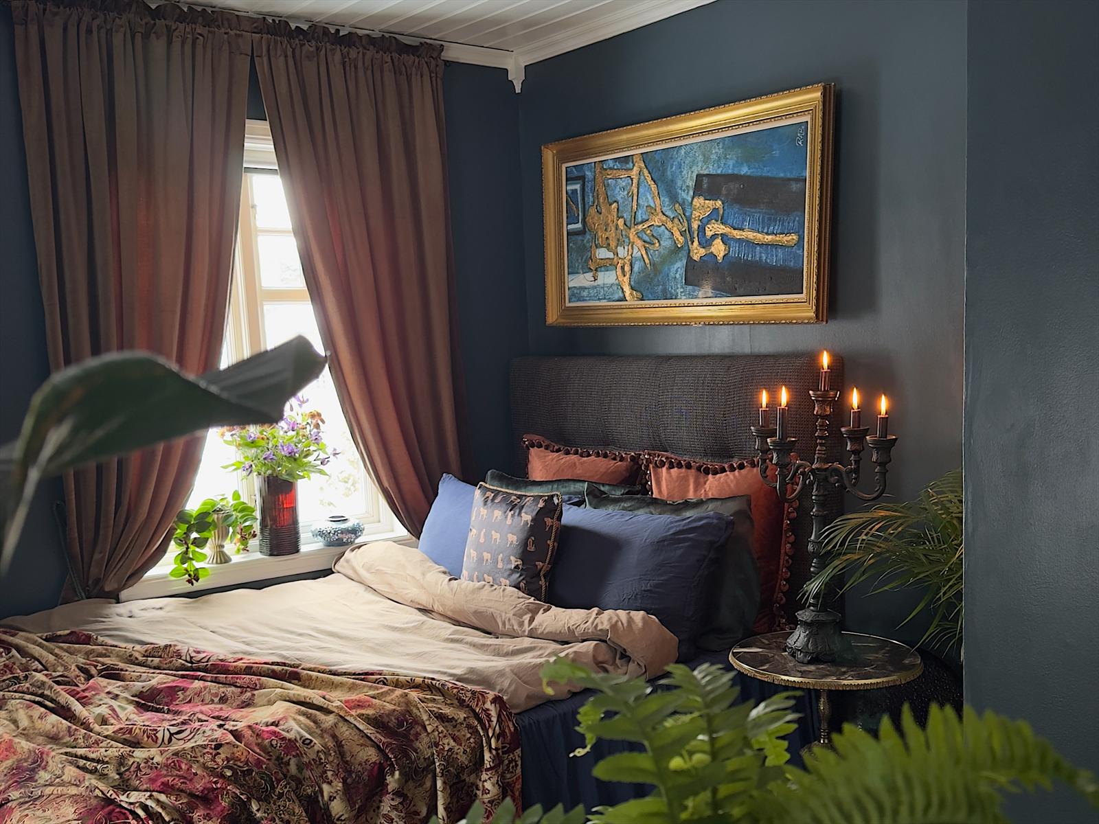 Soverom II har flere ulike møbleringsløsninger. Her er rommet vist med dobbeltseng langs vinduet. Det er to vinduer i alle soverommene. Foto: Rita Johansen. Galleribilde