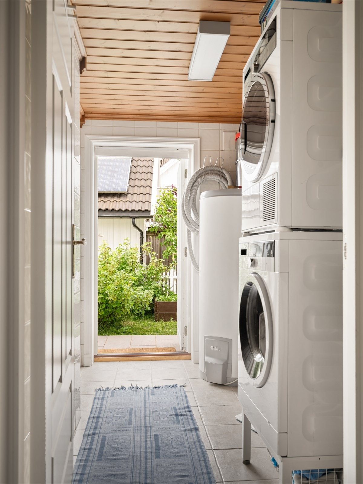 Vaskerommet har egen utvendig adkomst, praktisk med både to- og firbeinte. Her ert også en praktisk bod/ "spisskammer". Galleribilde