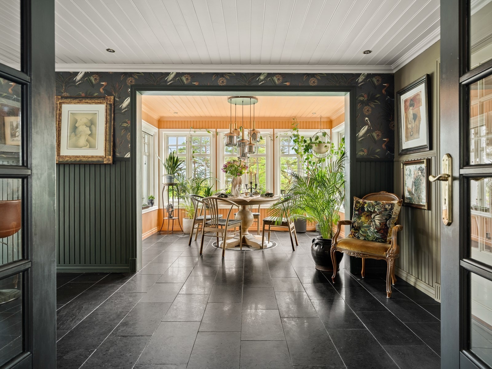 Eiendommen har et unikt stiluttrykk, bestående av nøye utvalgte fargekombinasjoner, som alle er med utgangspunkt i fargenyansene i tapeten. Her er ingenting overlatt til tilfeldighetene. Galleribilde