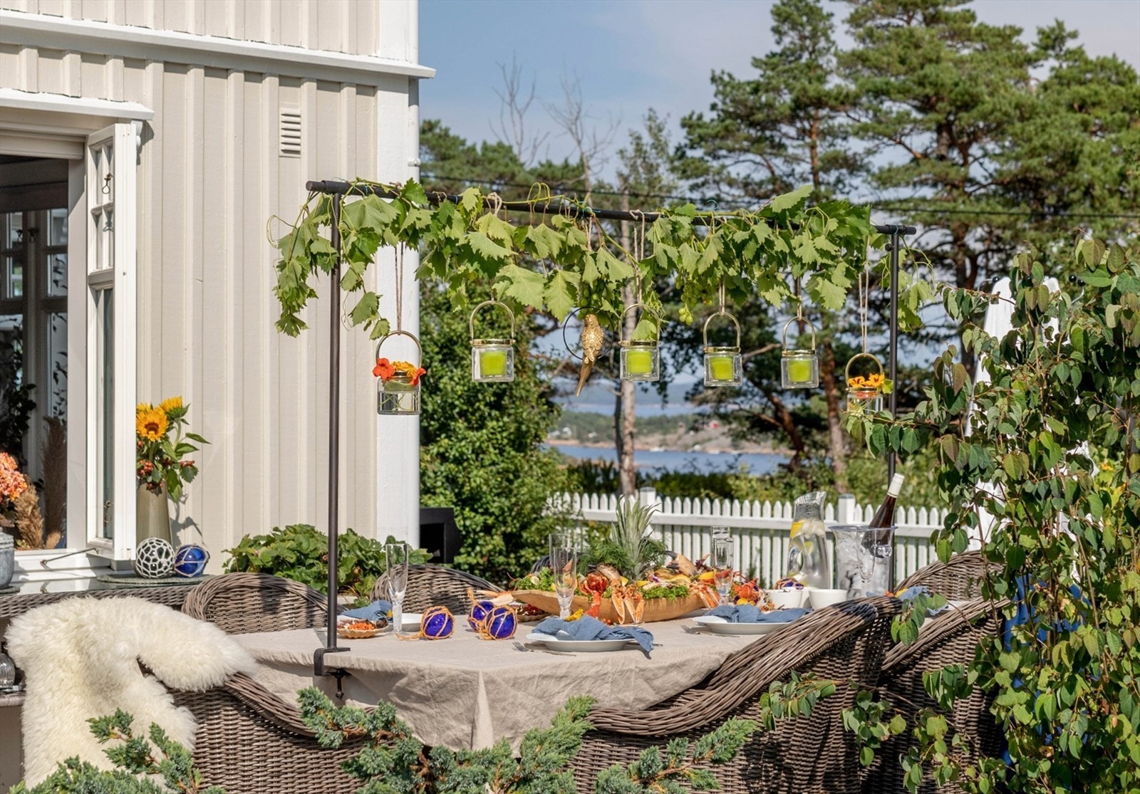 Eiendommen er fra år 2004 og består av lettstelt enebolig på 176 kvm (BRA-i) og garasje på 26 kvm (BRA-e). Galleribilde