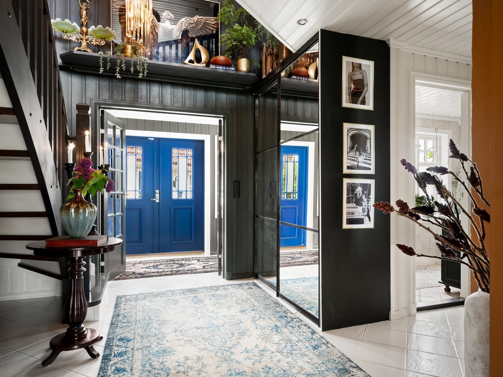 Hallen er av generøs størrelse og gir adkomst til vindfang, spisestue/kjøkken, bad og vaskerom. Galleribilde