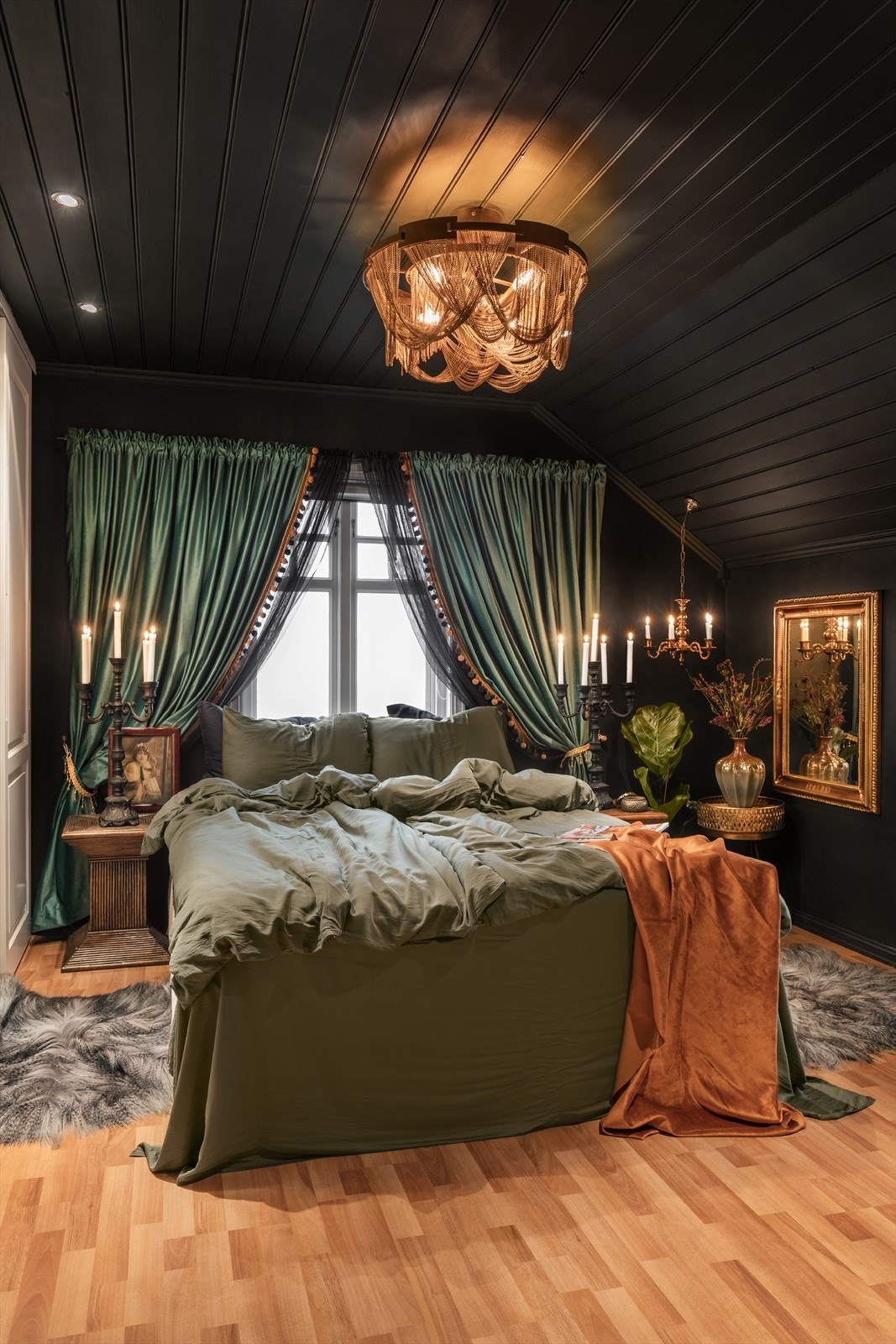 Soverom I har en helt spesiell atmosfære, med mørke vegger og tak og lun og kreativ innredning. Bildet er fra boligreportasje i "Boligdrøm nr. 7/24" v/ fotograf Jeanette Bækkevold. Galleribilde