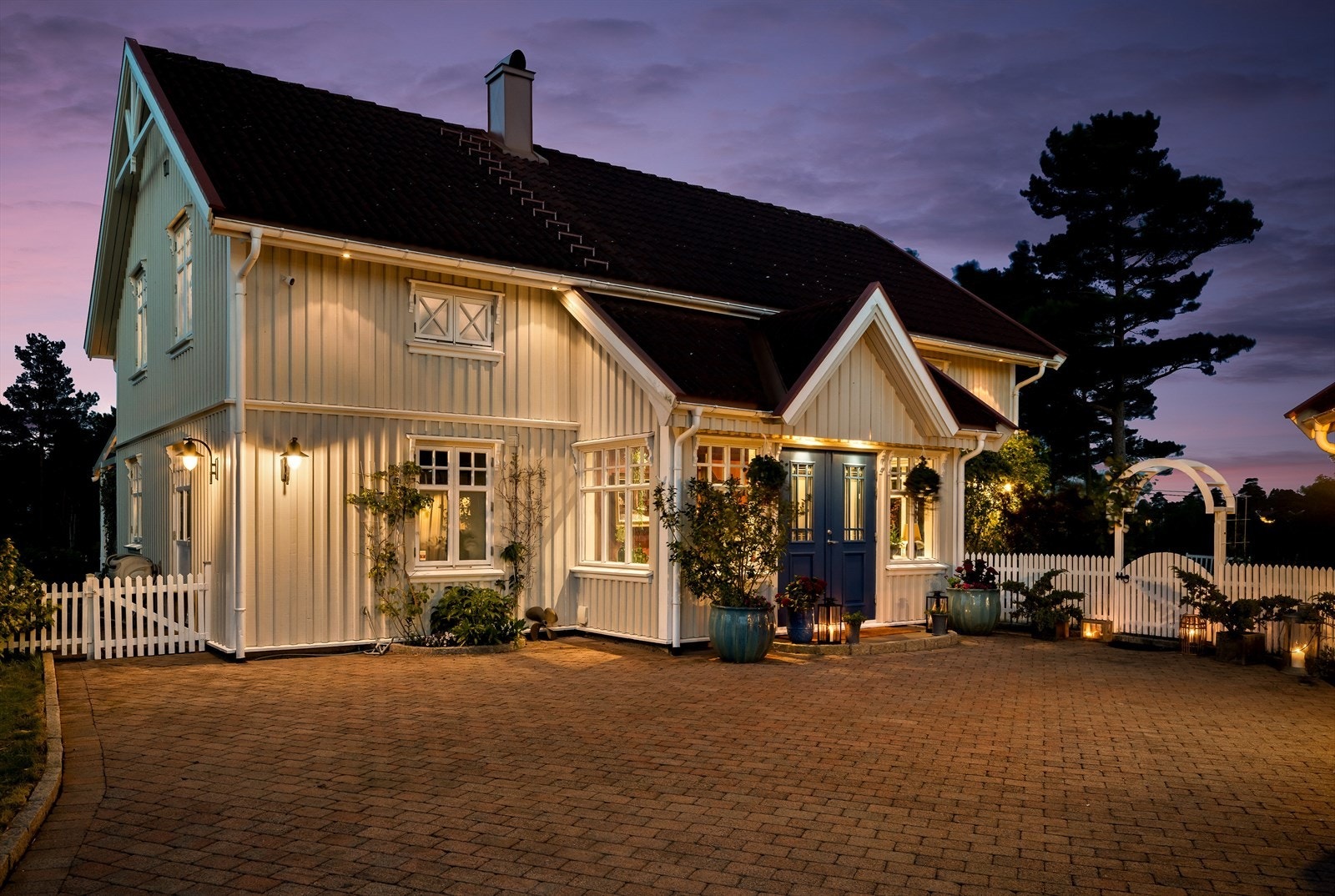 Eiendommen er pent opparbeidet og har blant annet stor hellelagt gårdsplass og inngjerdet hage, hvor barn og hunder kan løpe fritt og trygt. Galleribilde