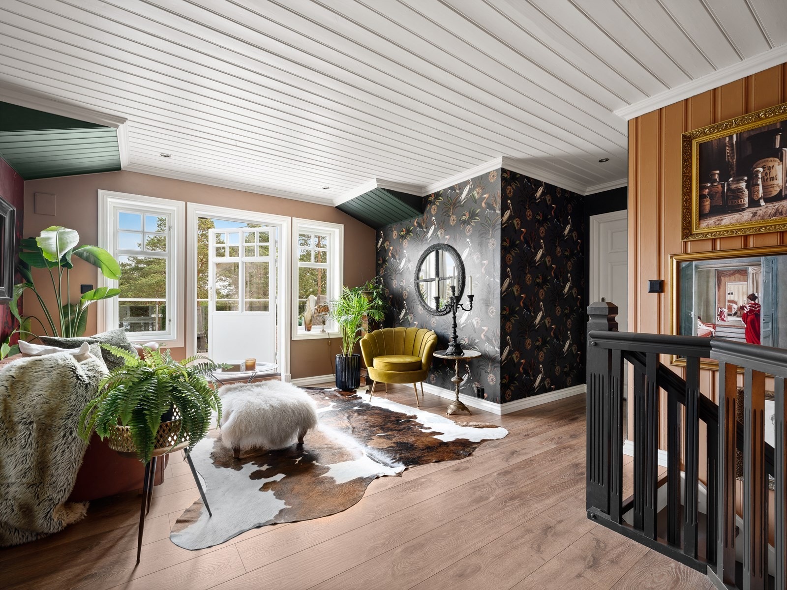 Fra gangen kommer du opp til boligens 2. etasje. Her møtes du av lys og innbydende stue med stilig tapet, kombinert med fargerik innredning. Galleribilde