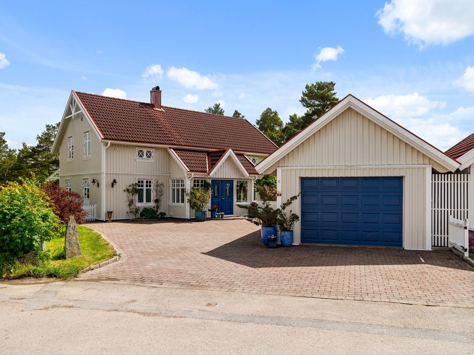 Boligen har parkering i garasje og ellers på gårdsplass. Tomten er ellers pent opparbeidet og det er flotte, solrike uteplasser og frodig frukthage. Galleribilde