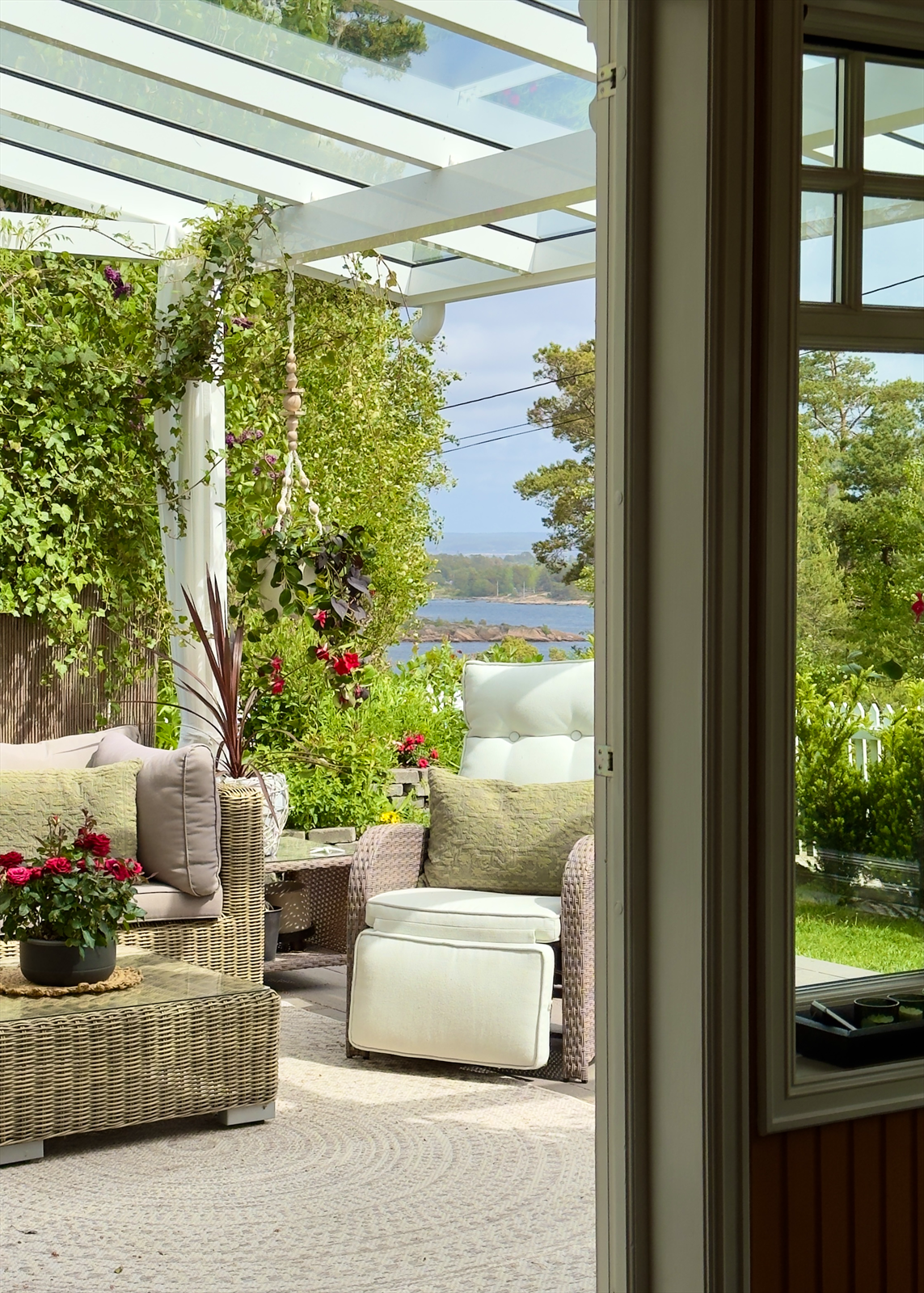 Eiendommen byr på lettstelte og fine uteplasser rundt hele boligen, samt flott sjøutsikt. Foto: Rita Johansen. Galleribilde