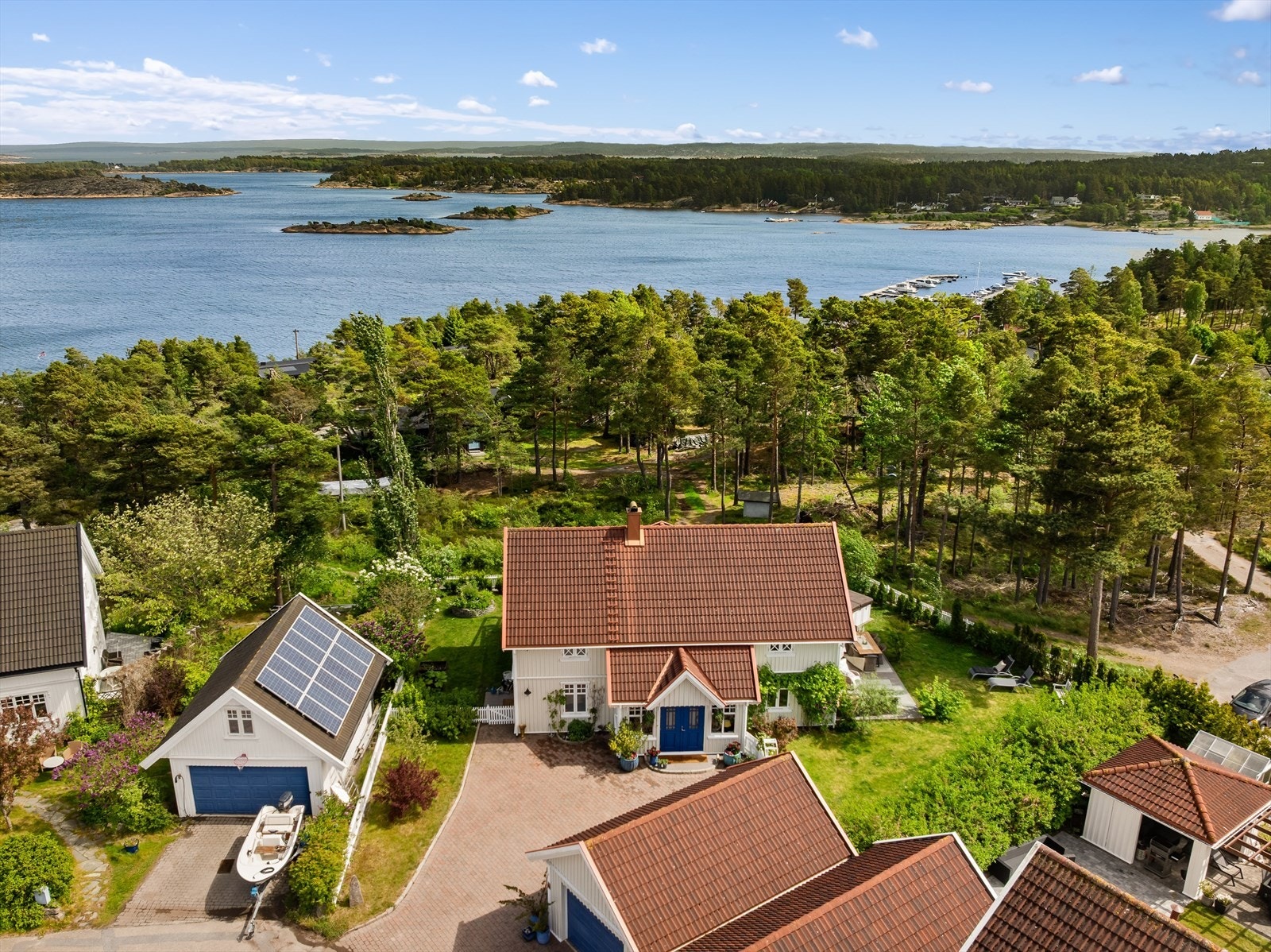 Hagen byr på mange muligheter for uteaktiviteter og hygge, med plass til flere sittegrupper, solseng, spisebord og grill. Galleribilde