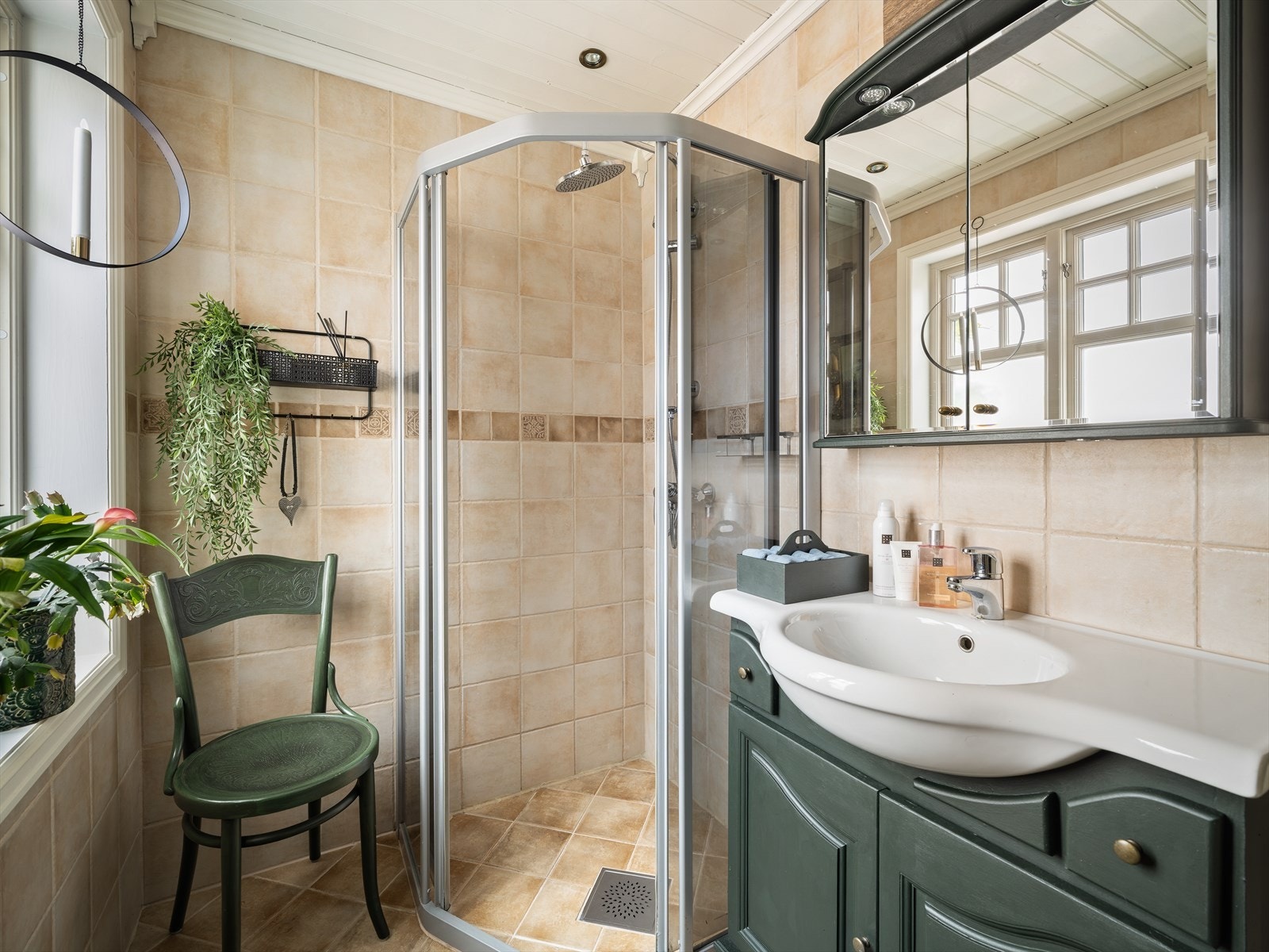 Badet fremstår som funksjonelt og innbydende, med flislagte vegger og flislagt gulv med behagelig, elektrisk gulvvarme. Galleribilde