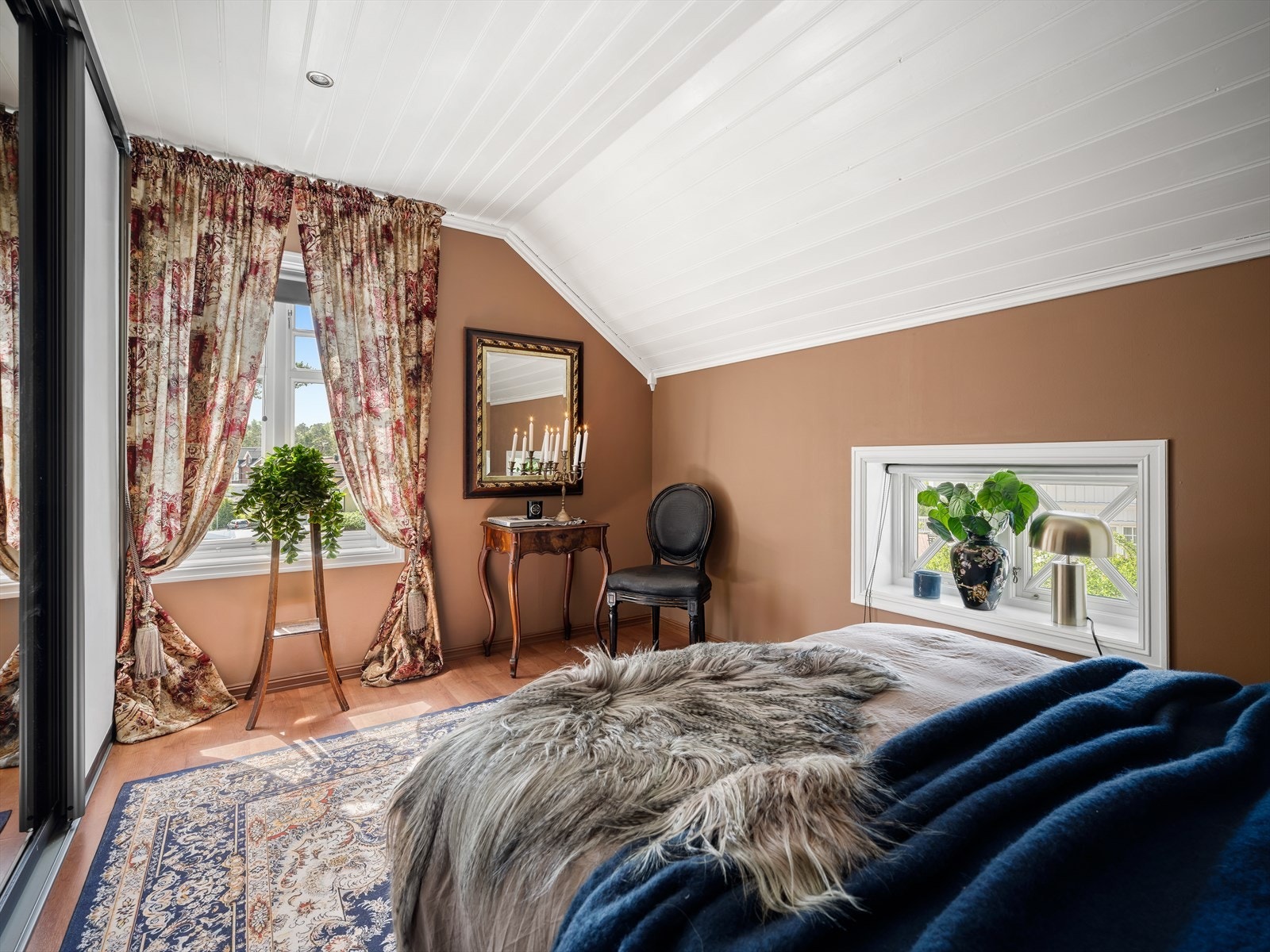 Alle tre soverommene har et stort vindu på kortsiden, samt et sjarmerende vindu på langsiden, som gir fint utsyn fra sengekanten. Galleribilde