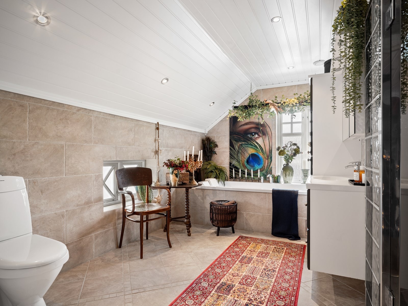 Badet er av god størrelse og er innredet med nedfelt servant, toalett, badekar, samt stor dusjhjørne med dobbeldusj. Galleribilde