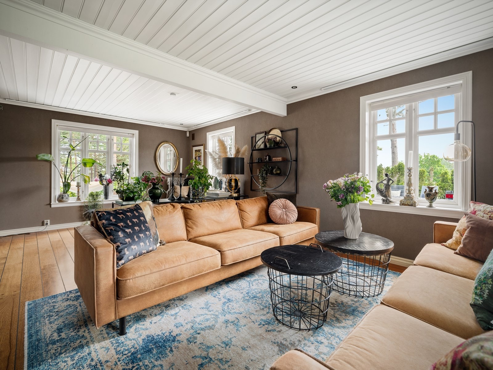 Stuen er svært romslig og har godt med lysinnslipp fra tre sider. Stuen har også en spennende tapet, som endrer uttrykk gjennom dagen. Galleribilde