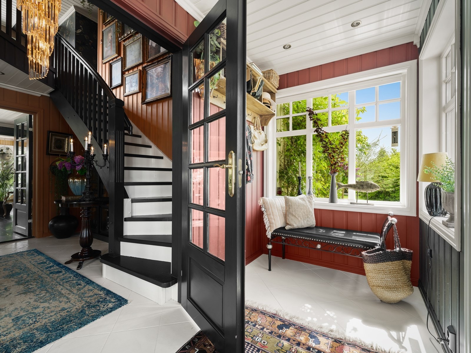 Før hallen er det et romslig og lyst vindfang, med lysinnslipp fra tre sider. Galleribilde