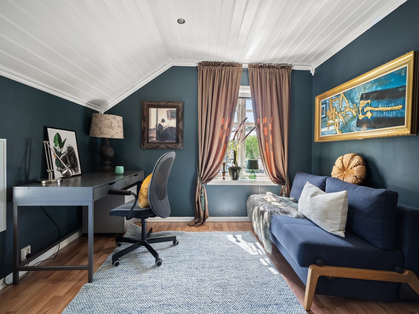 Soverom II er her vist med alternativ møblering. Rommet har også en nisje (ikke synlig på bildet), som gir plass til seng i tillegg til nåværende møblering. Galleribilde