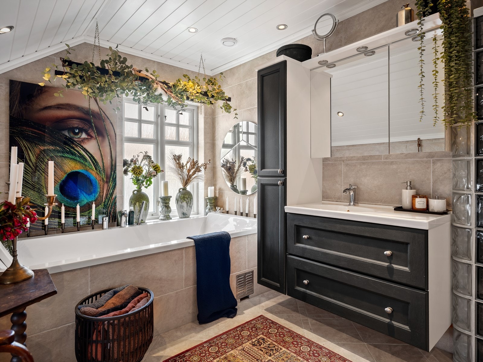 Baderommet er av generøs størrelse og har flislagte vegger og gulv. Her er det varmekabler i gulv og godt med lysinnslipp fra to sider. Galleribilde