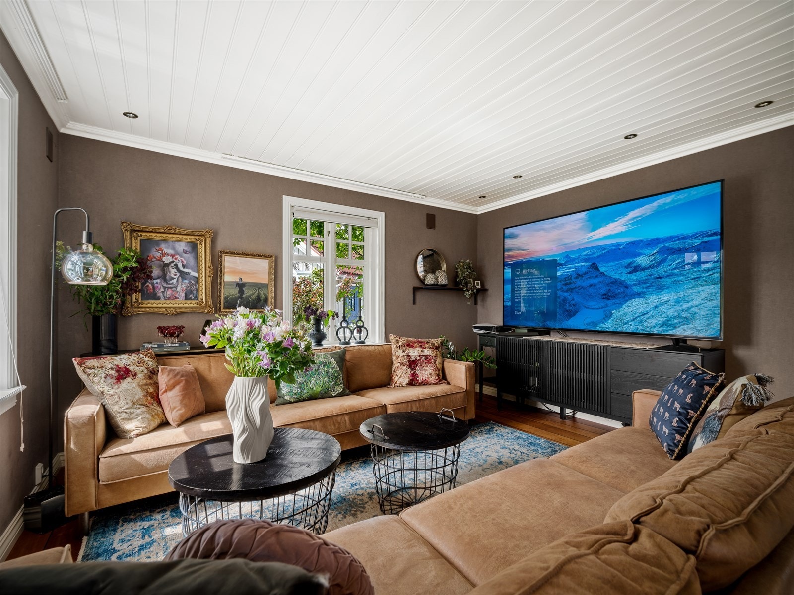 Den andre sonen i stuen er innredet med en komfortabel sofagruppe med TV-seksjon. Galleribilde