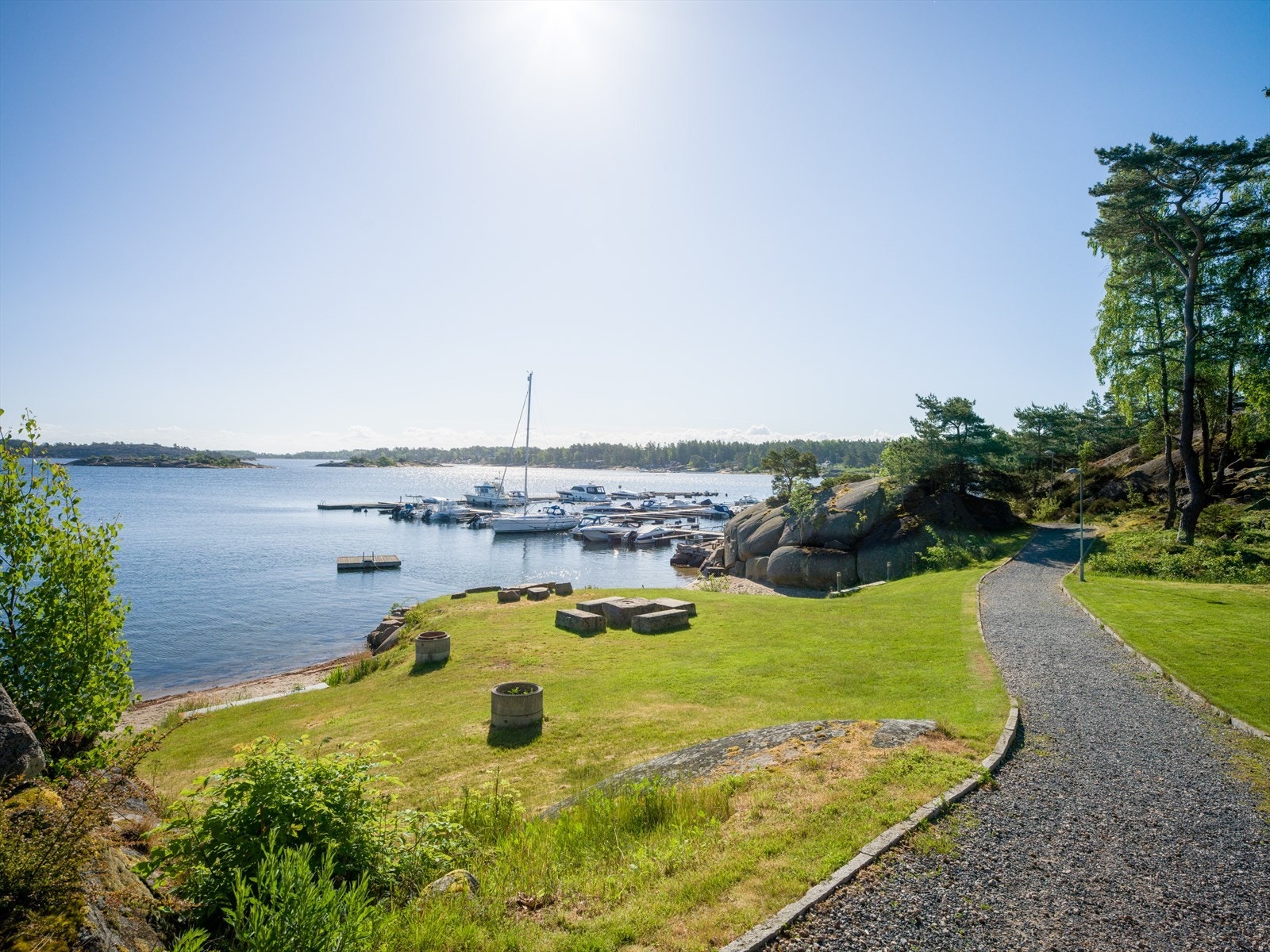 Det medfølger tinglyst båtplass til eiendommen, med lett fremkommelighet og idylliske omgivelser. Galleribilde