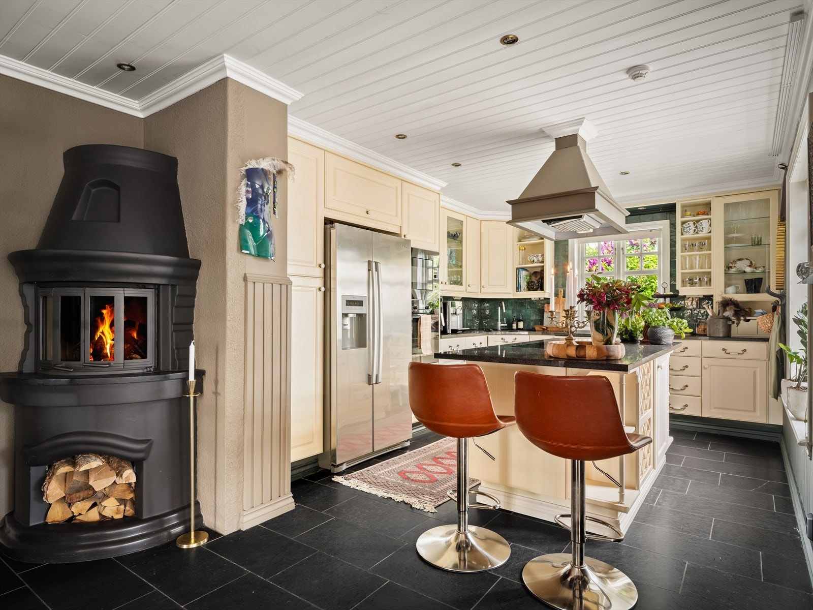 Kjøkkenet har en klassisk innredning med profilerte fronter og benkeplater i stein, som er like eksklusiv som den er praktisk. Galleribilde