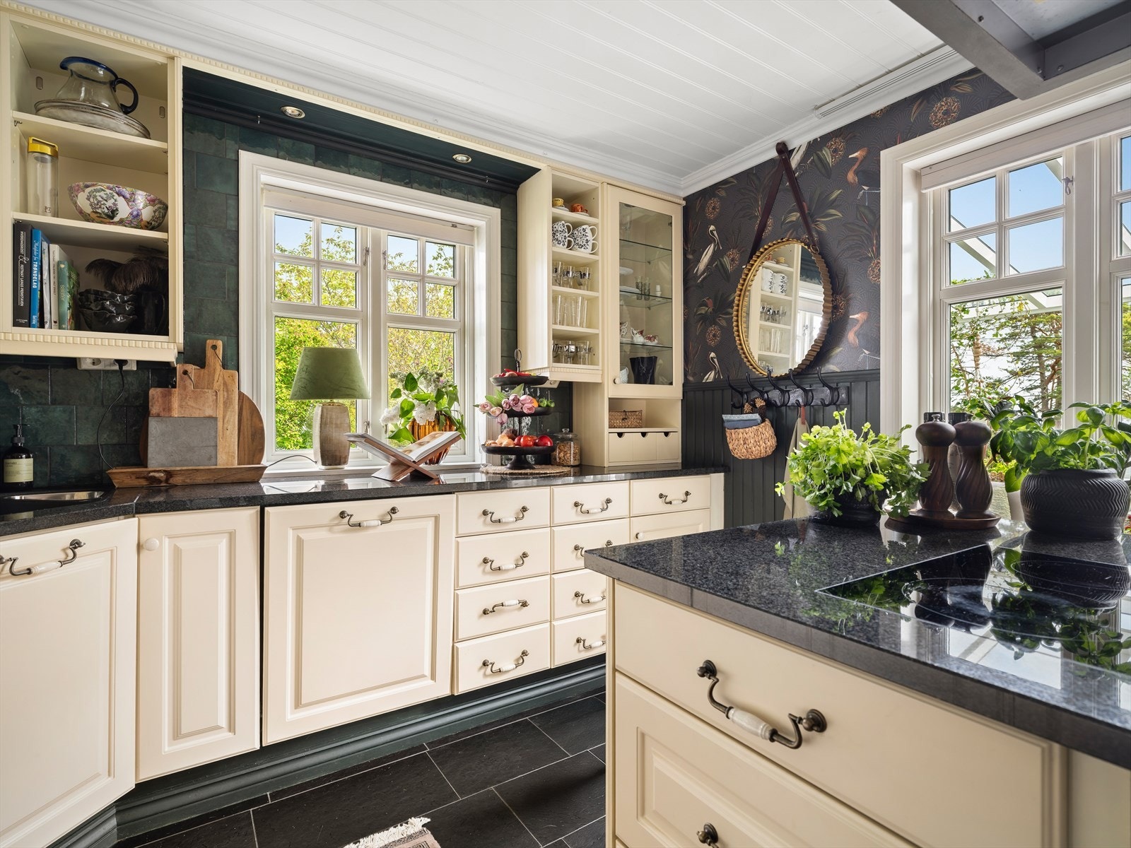 Kjøkkenet er av god kvalitet og har godt med både benke- og skapplass. Galleribilde