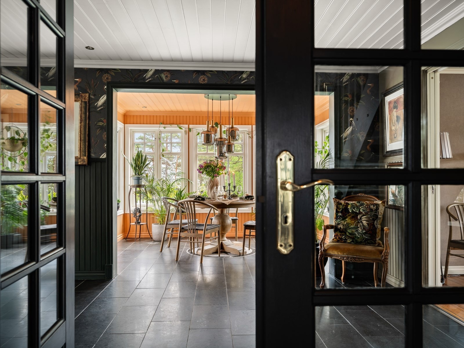 Fra hallen kommer man inn i boligens sosiale sone, med velutstyrt kjøkken, lys og innbydende spisestue og romslig stue. Galleribilde