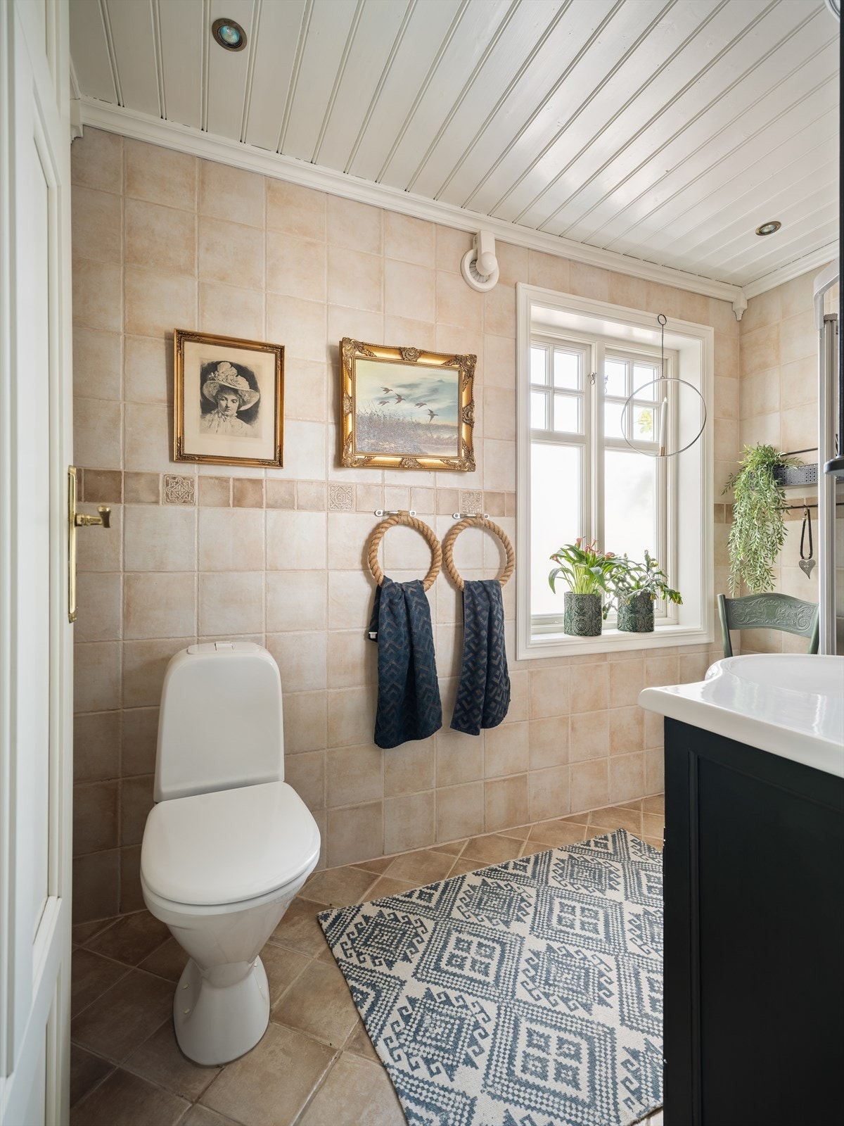 Badet er innredet med servant nedfelt i skap, toalett og dusjhjørne dusjvegger. Galleribilde