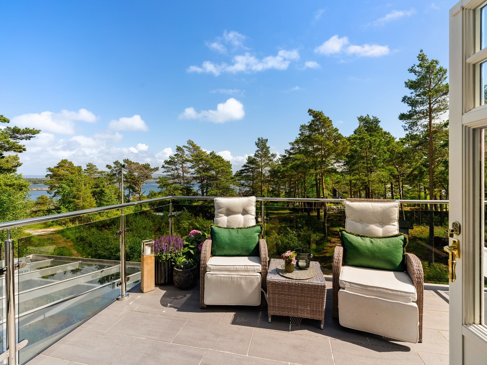 I 2. etasje er det flislagt balkong med varmekabler i gulvene. Her kan man nyte gode solforhold og flott sjøutsikt! Galleribilde