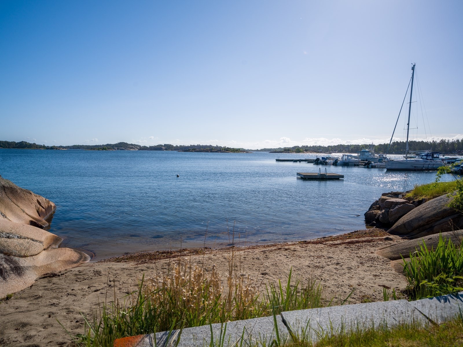Her bor du i naturskjønne omgivelser med kort vei til sjøen, vakre svaberg, turstier og flotte badeplasser. Galleribilde