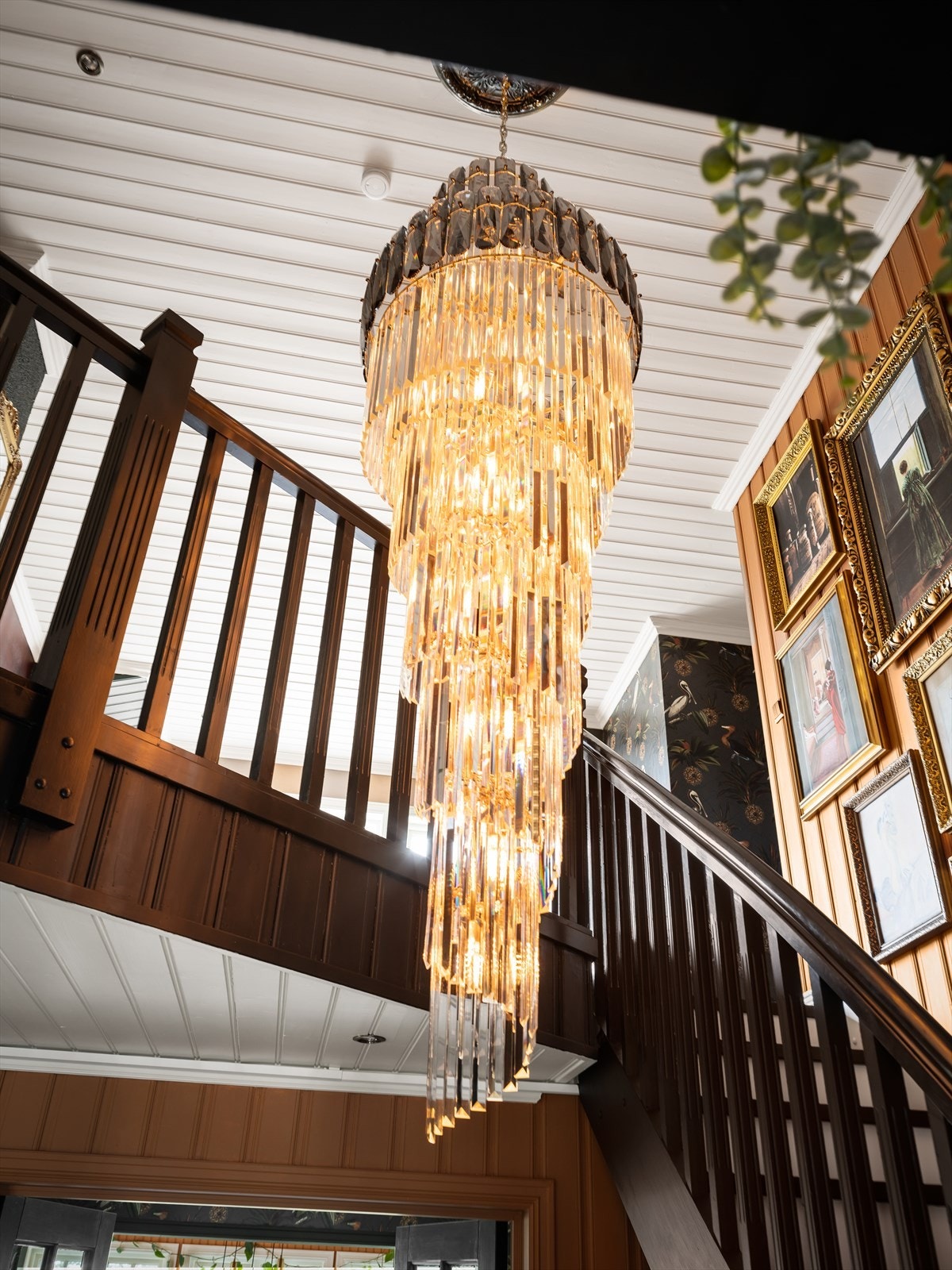 I hallen henger en fantastisk og elegant lysekrone på hele 2 meter. Denne medfølger salget. Galleribilde