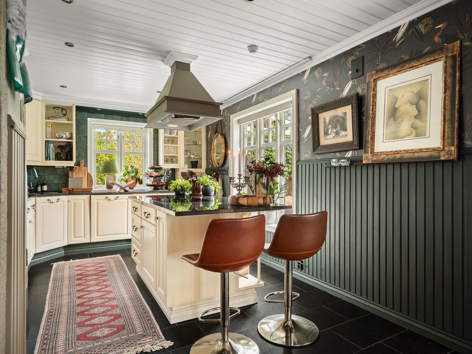 Kjøkkenet er utstyrt med en funksjonell kjøkkenøy,som gir både ekstra skap- og benkeplass, samt plass to barstoler på enden. Galleribilde