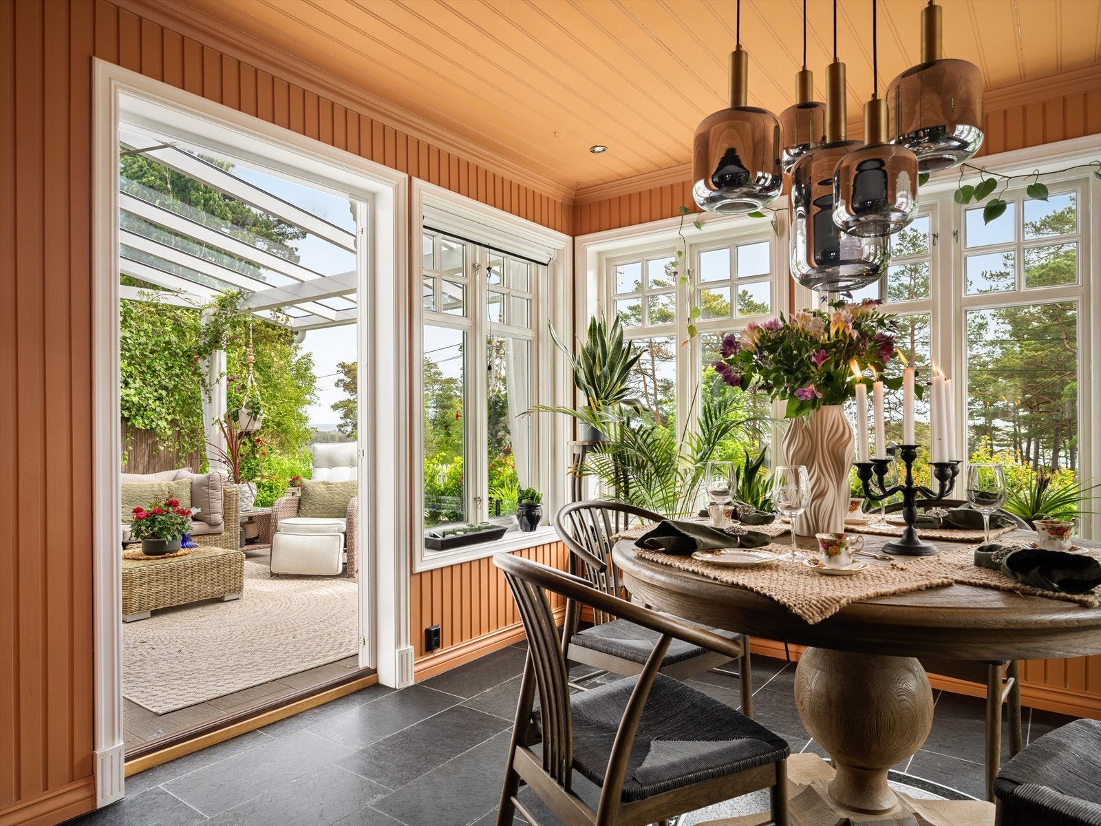 Spisestuen er hjertet i boligen, med mye lysinnslipp og utgang til overbygd uteplass. Her har man også flott sjøutsikt, både ute og inne. Galleribilde