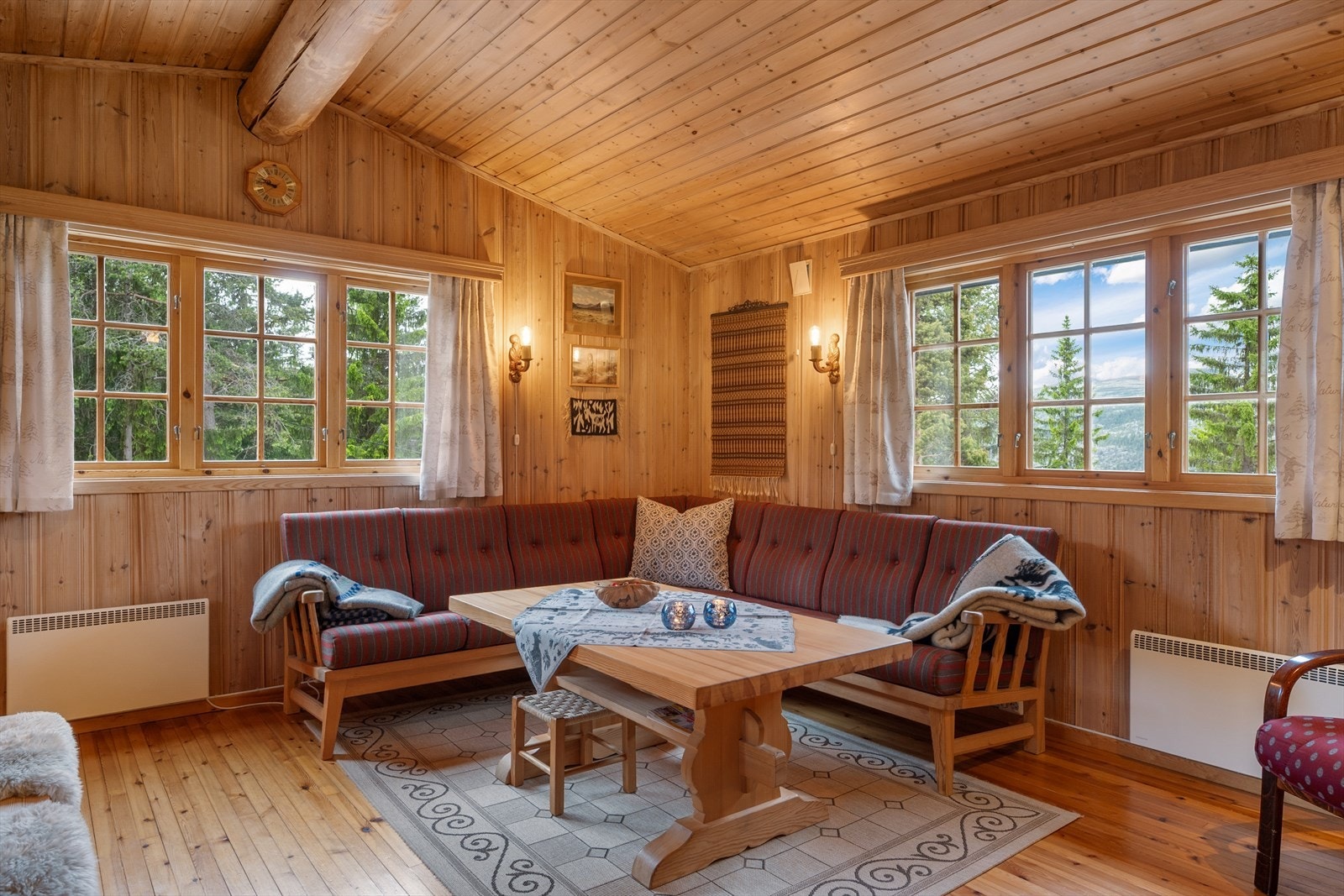 Vinduer på flere kanter gir godt med naturlig lys. Galleribilde