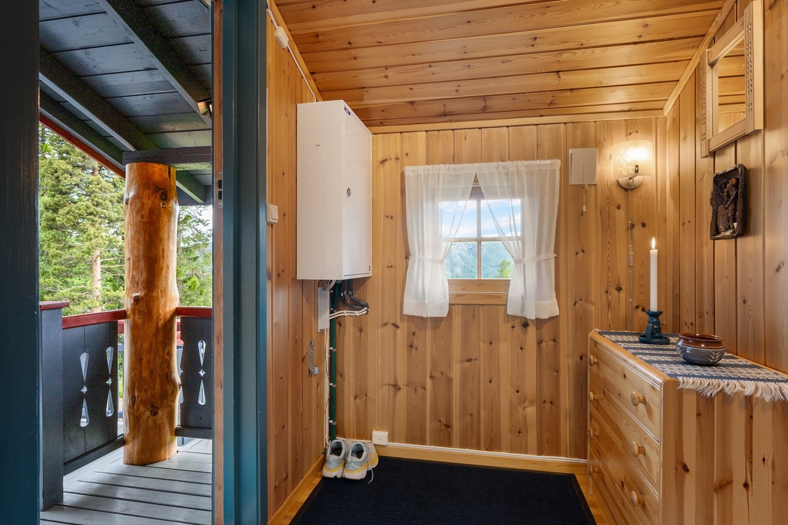 I entré og gang er det plass til klær og sko. Galleribilde