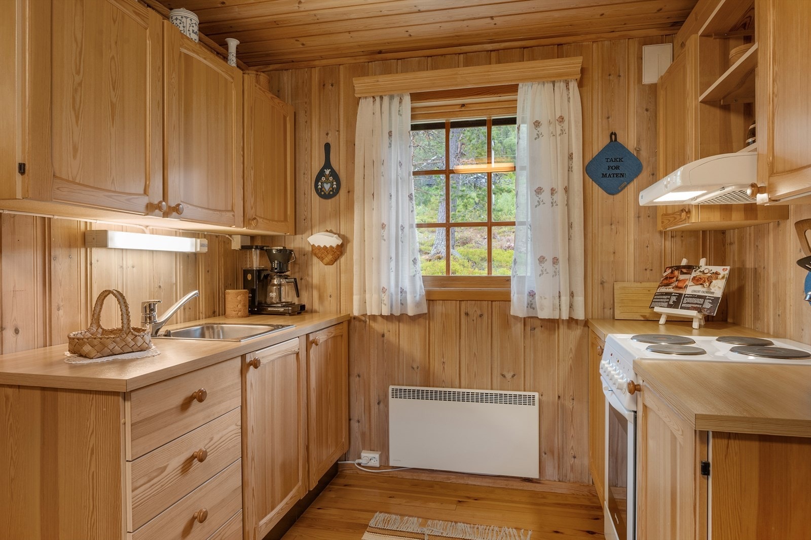 Det er nedfelt stålkum og plass til frittstående komfyr. Kjøleskapet er plassert i gangen inn mot kjøkkenet. Galleribilde