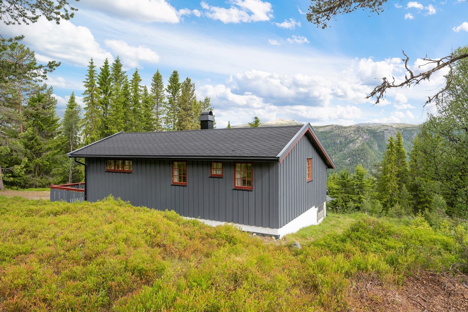Hytta ligger i rolige og naturskjønne omgivelser med fin utsikt mot Uladalen og flere av fjelltoppene i Rondane. Galleribilde