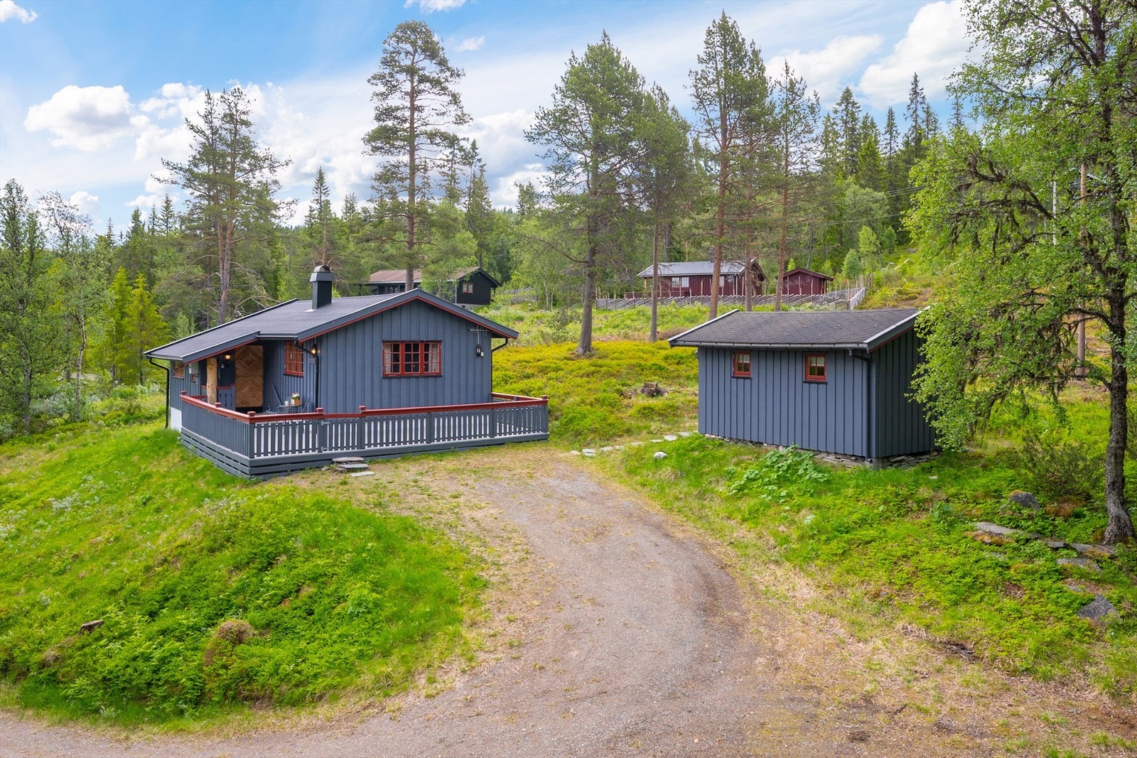 Det er enkel adkomst og gode parkeringsmuligheter på tomten, og vinterveg. Galleribilde