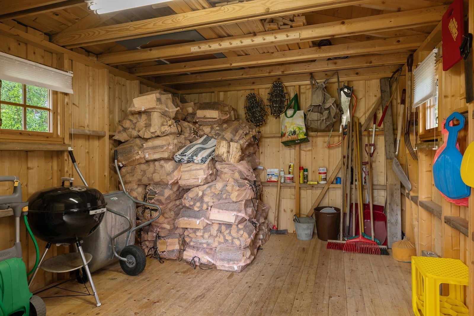 Boden gir god lagringsplass for både ved og utstyr. Galleribilde