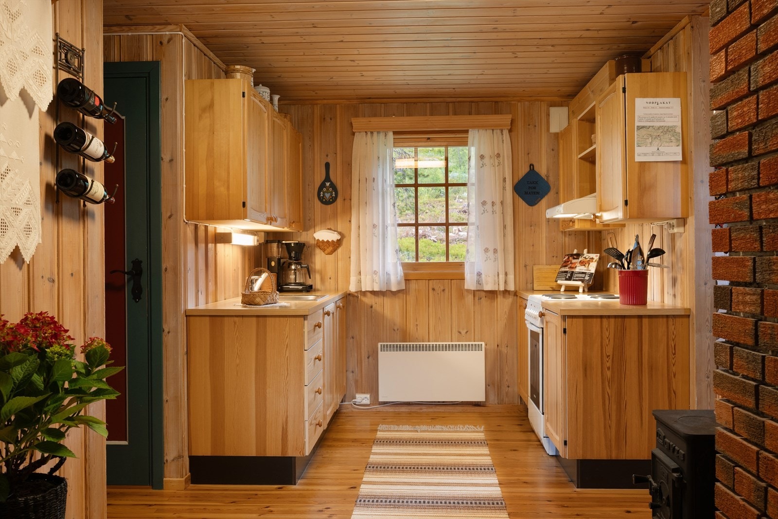 Kjøkkenet har en klassisk innredning med profilerte fronter og benkeplate i laminat. Galleribilde