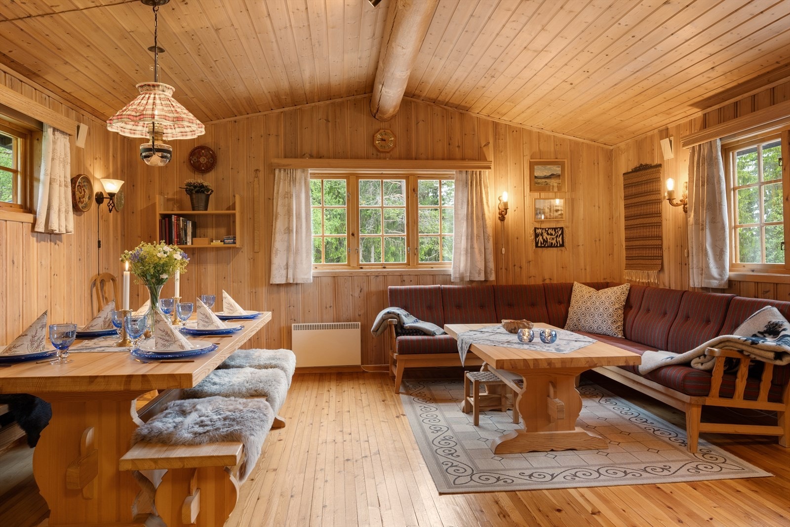 Hytta har en lun og trivelig stue med god takhøyde. Galleribilde