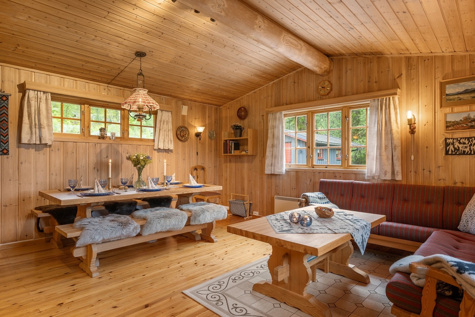 Spisestua gjør det enkelt å samle mange rundt bordet. Galleribilde