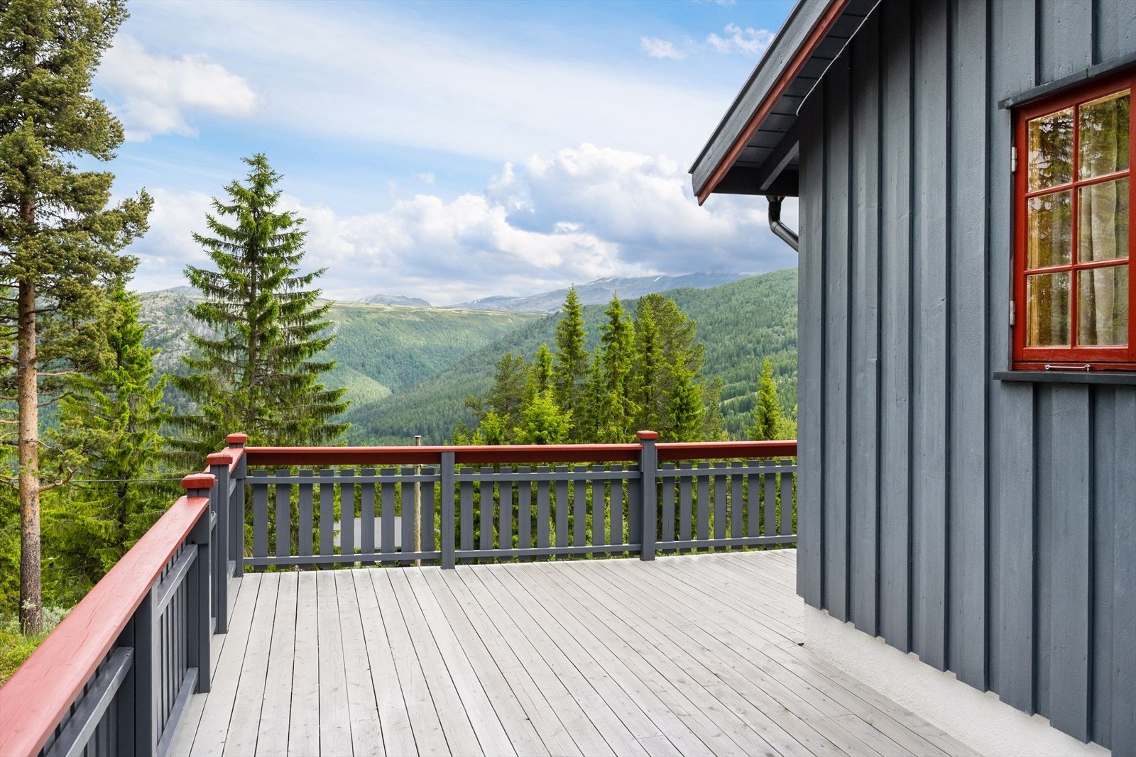 Her kan man nyte utsikten mot Uladalen og flere av fjelltoppene i Rondane. Galleribilde