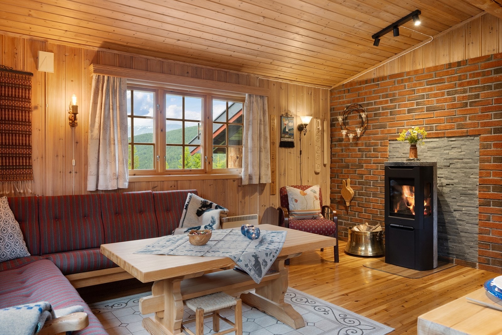 I stua finner du sofagruppe og spisebord mm. Galleribilde