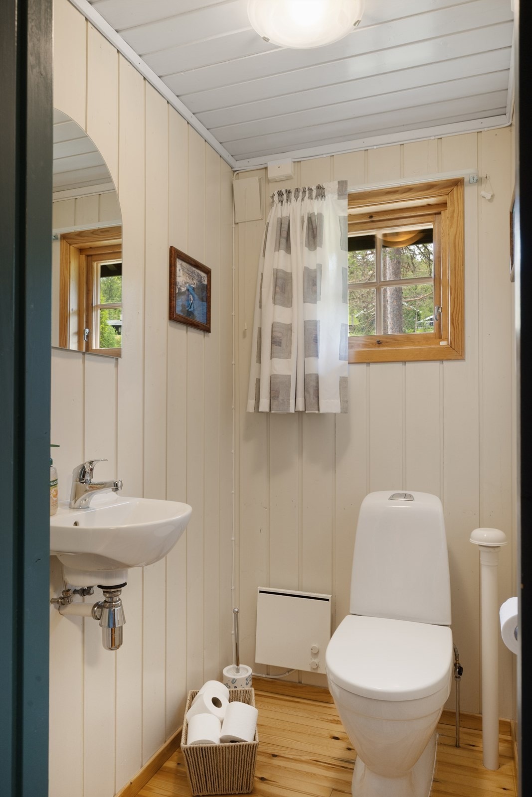 Toalettrommet ligger vegg-i-vegg med badet. Galleribilde