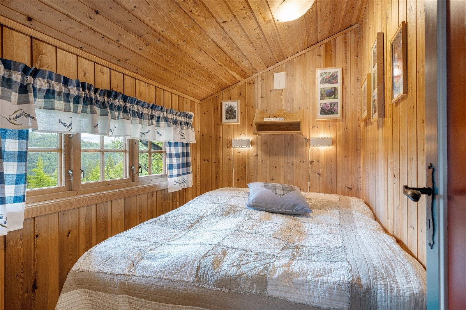 Soverom 1 har en dobbeltseng - hytta har i dag 6 sengeplasser fordelt på 2 soverom. Galleribilde