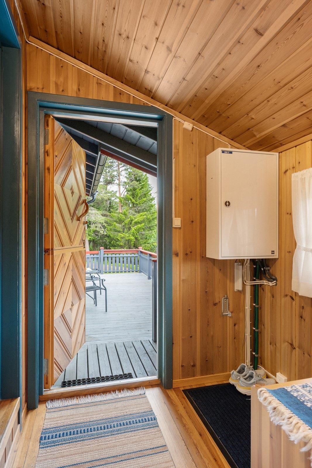 Rett utenfor inngangen til hytta er det en romslig terrasse med fin utsikt. Galleribilde